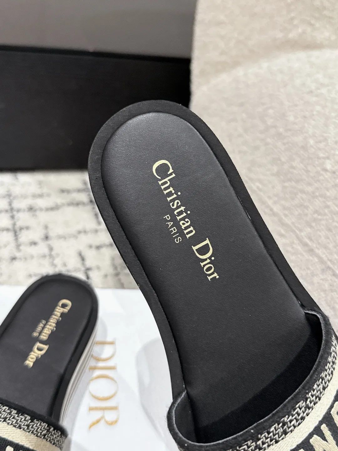 👟👟Ex-factory price 440👟👟 DIOR Dway fabric embroidered logo open toe 7cm thick sole one-word strap slippers CD letter logo three-dimensional embroidery thick bottom round toe open toe slippers The original development of the top version on the market, soft and delicate foot feel, extremely comfortable.  ✔️Upper: imported electro-embroidered cotton technical fabric ✔️Inner lining: water-dyed cowhide foot pad lining ✔️Outsole: original combination outsole ✔️Sole thickness: 7cm ✔️Size: #35-41 (40.41. Customized, non-refundable and non-exchangeable)